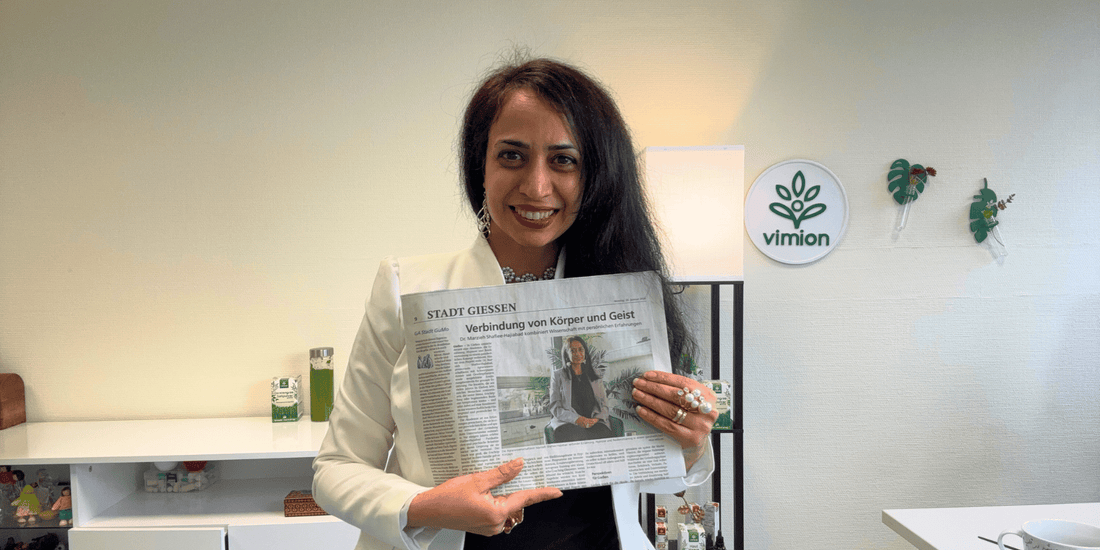 Dr. Marzieh Shafiee Hajiabad in ihrem Büro mit einer Ausgabe des Gießener Anzeigers
